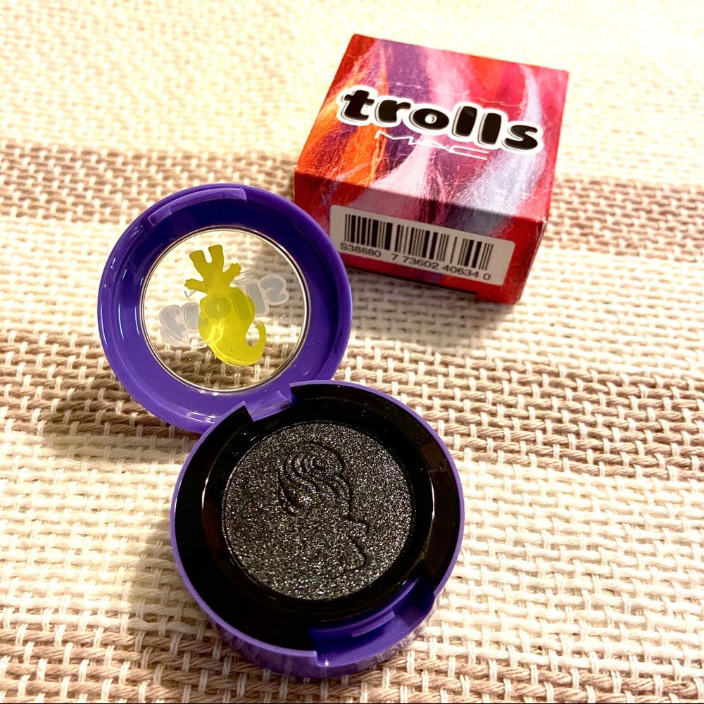 MAC Cosmetics Trolls Eye Shadow in Black Tied